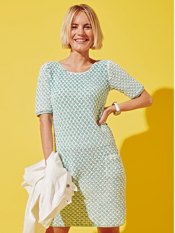 Gehäkeltes Minikleid in Weiß und Türkis mit kurzen Ärmeln