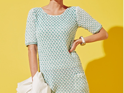 Gehäkeltes Minikleid in Weiß und Türkis mit kurzen Ärmeln