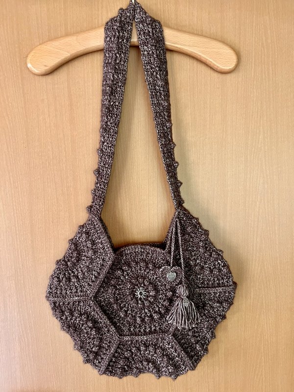 Boho-Umhängetasche gehäkelt aus sechseckigen Hexagon-Motiven mit Quaste und Anhänger