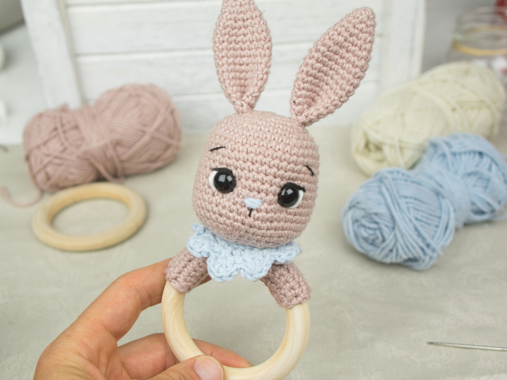 Babyrassel Hase Tony - PDF Häkelanleitung