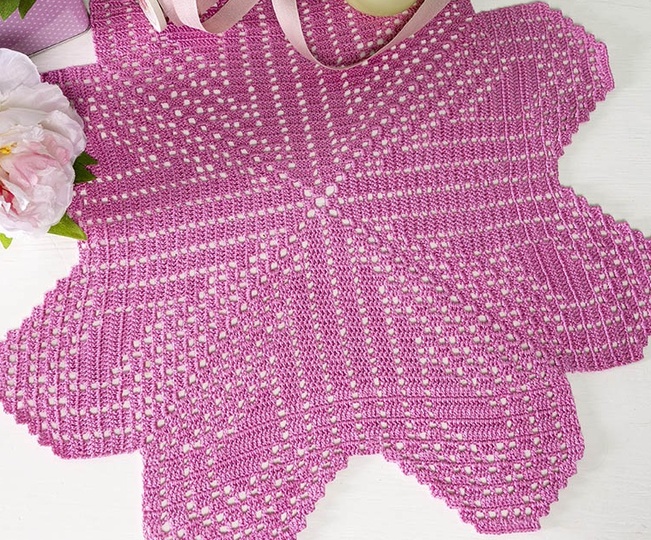 Deckchen und Kissen mit Herzmuster