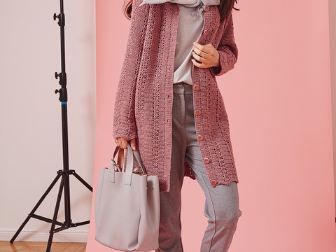 Knielange, gehäkelte Jacke im Stäbchenmuster mit seitlichen Schlitzen