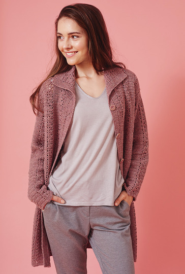 Knielange, gehäkelte Jacke im Stäbchenmuster mit seitlichen Schlitzen