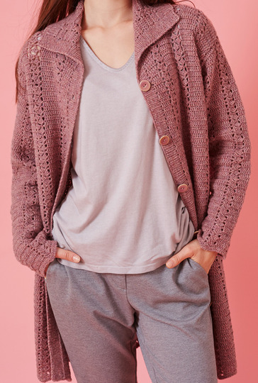 Knielange, gehäkelte Jacke im Stäbchenmuster mit seitlichen Schlitzen