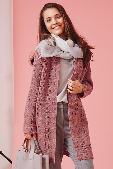 Knielange, gehäkelte Jacke im Stäbchenmuster mit seitlichen Schlitzen