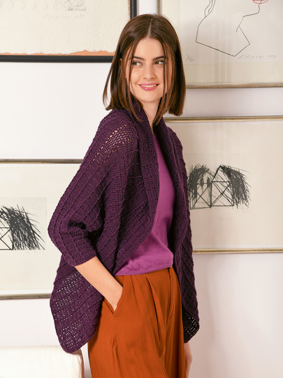 Auberginefarbene, gehäkelte Raglanjacke im Stäbchenrippenmuster