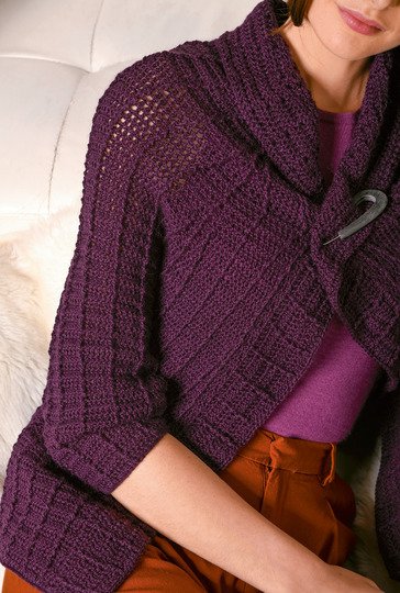 Auberginefarbene, gehäkelte Raglanjacke im Stäbchenrippenmuster