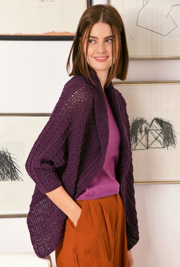 Auberginefarbene, gehäkelte Raglanjacke im Stäbchenrippenmuster