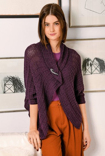 Auberginefarbene, gehäkelte Raglanjacke im Stäbchenrippenmuster