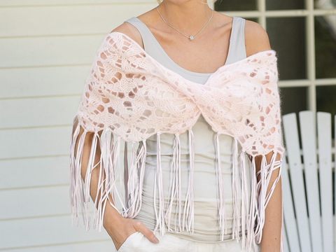 Loop mit langen Fransen: aus 27 gehäkelten Sechsecken zusammengesetzt