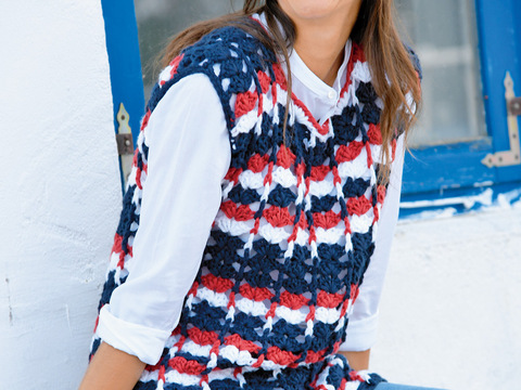 In Blau, Rot und Weiß gehäkeltes Top