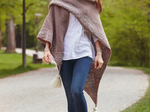 Großes, dreieckiges Umschlagtuch mit Stickerei und Quasten