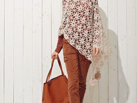 Luftiger Poncho aus gehäkelten Quadraten