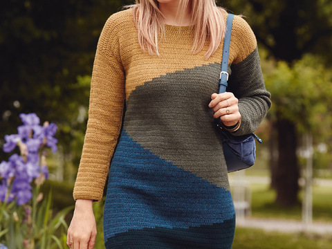 Gehäkeltes Kleid mit schräg verlaufenden Farbflächen in vier Farben