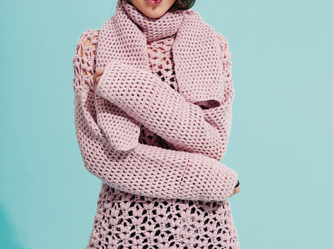 Gehäkelter Pulli mit Büschelmaschen und Schal im Stäbchenmuster