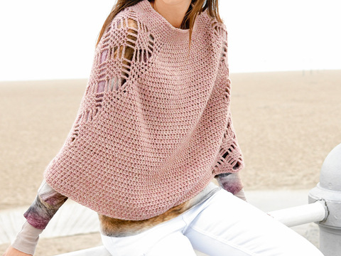 Gehäkeltes, hüftlanges Cape mit seitlichen Ajourmustereinsätzen