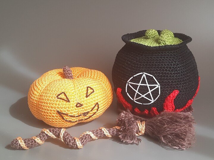 Halloween Hexe Natascha Häkelanleitung PDF Amigurumi Herbst
