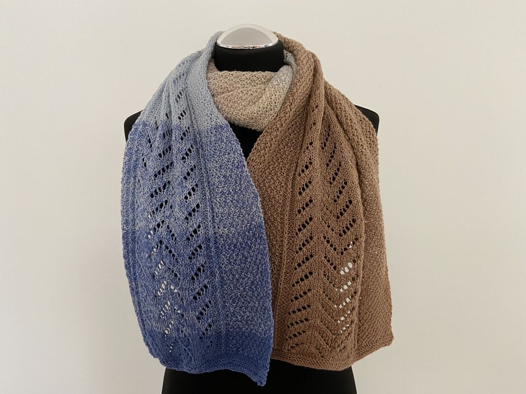 Zweifarbiger gestrickter Schal blau und braun mit Ajourmuster auf Schaufensterpuppe