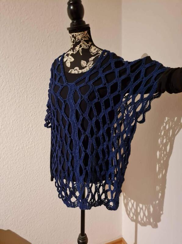 Dunkelblaue gehäkelte Netz-Tunika auf Schneiderpuppe