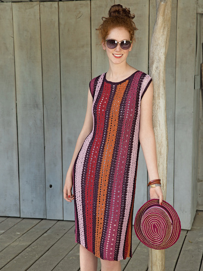 Knielanges, gehäkeltes, ärmelloses Kleid in Längsstreifen