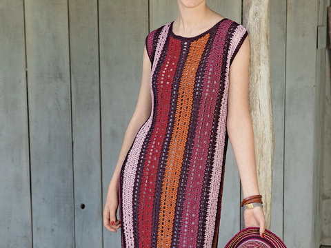 Knielanges, gehäkeltes, ärmelloses Kleid in Längsstreifen