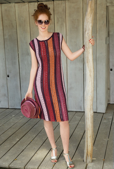 Knielanges, gehäkeltes, ärmelloses Kleid in Längsstreifen