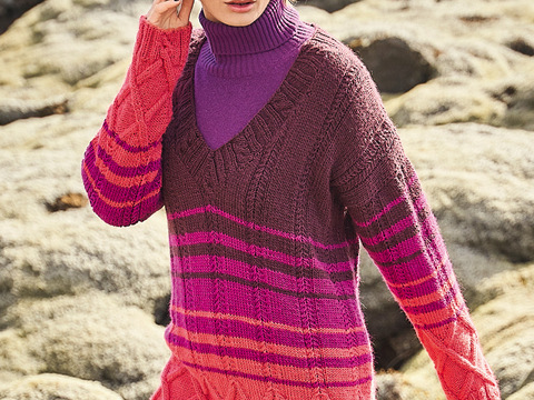 Dreifarbiger Longpulli mit V-Ausschnitt