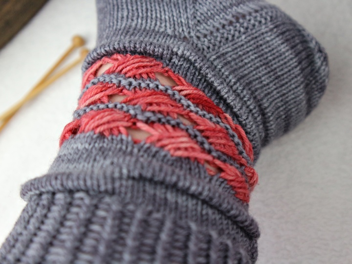 Strickanleitung Socken im Mustermix Mrs. Smith mit überkreuzten Maschen