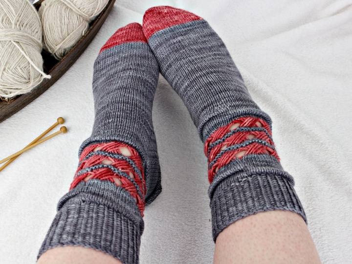 Strickanleitung Socken im Mustermix Mrs. Smith mit überkreuzten Maschen