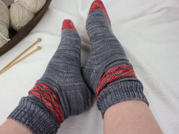 Strickanleitung Socken im Mustermix Mrs. Smith mit überkreuzten Maschen