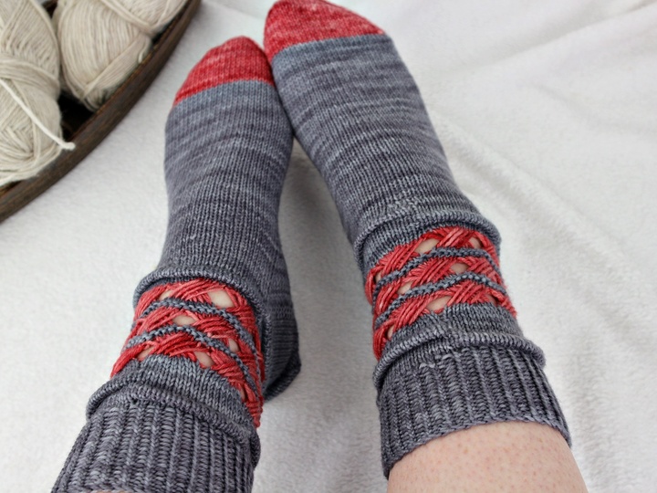 Strickanleitung Socken im Mustermix Mrs. Smith mit überkreuzten Maschen