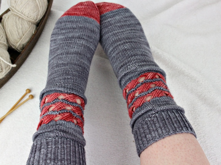 Strickanleitung Socken im Mustermix Mrs. Smith mit überkreuzten Maschen