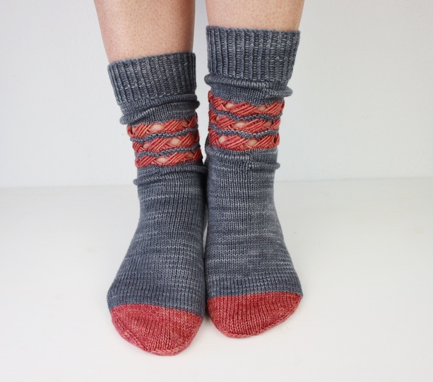 Strickanleitung Socken – mit überkreuzte Maschen mit Kontrastmuster