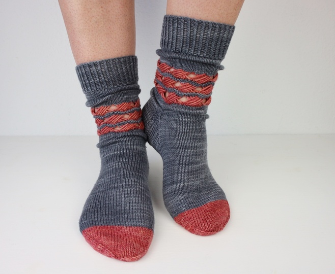 Strickanleitung Socken – mit überkreuzte Maschen mit Kontrastmuster
