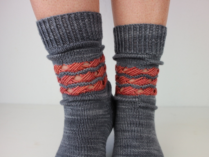 Strickanleitung Socken – mit überkreuzte Maschen mit Kontrastmuster