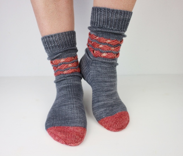 Strickanleitung Socken – mit überkreuzte Maschen mit Kontrastmuster