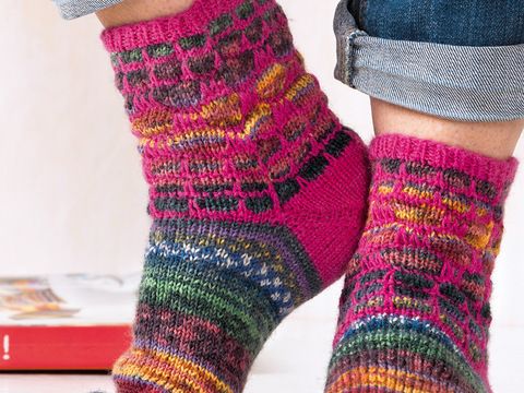 Bunte Socken mit Hebemaschen in Pink