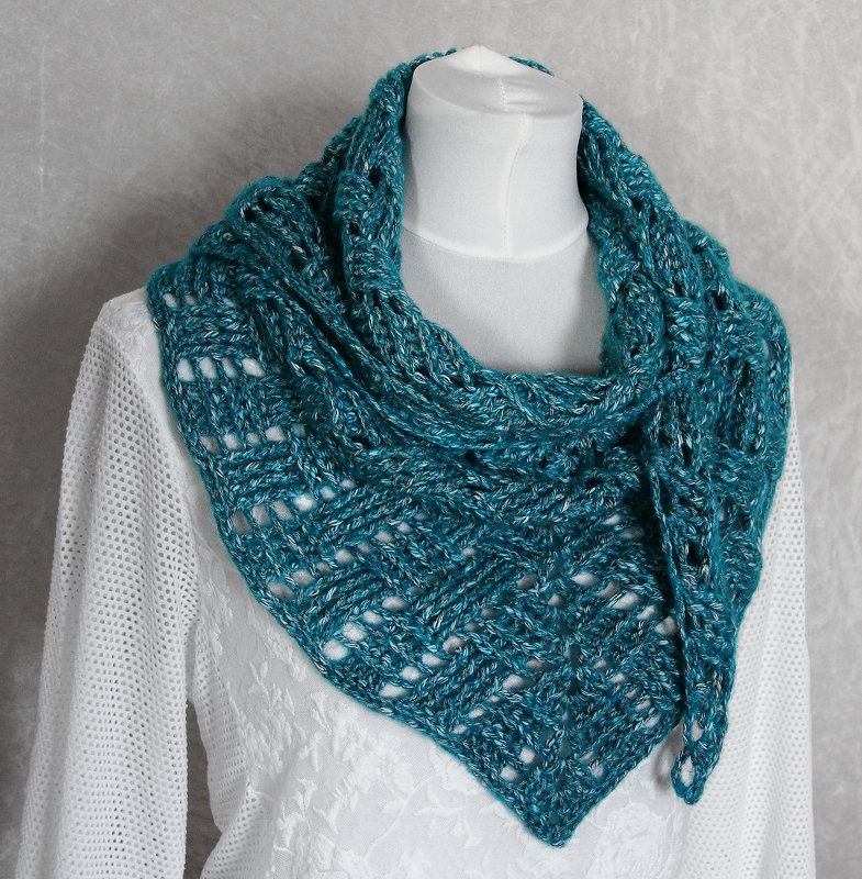 Türkises gehäkeltes Dreieckstuch mit Lochmuster auf Schneiderpuppe
