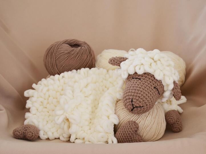 Baby lovey crochet pattern, lamb baby security blanket, sheep comforter BL1
