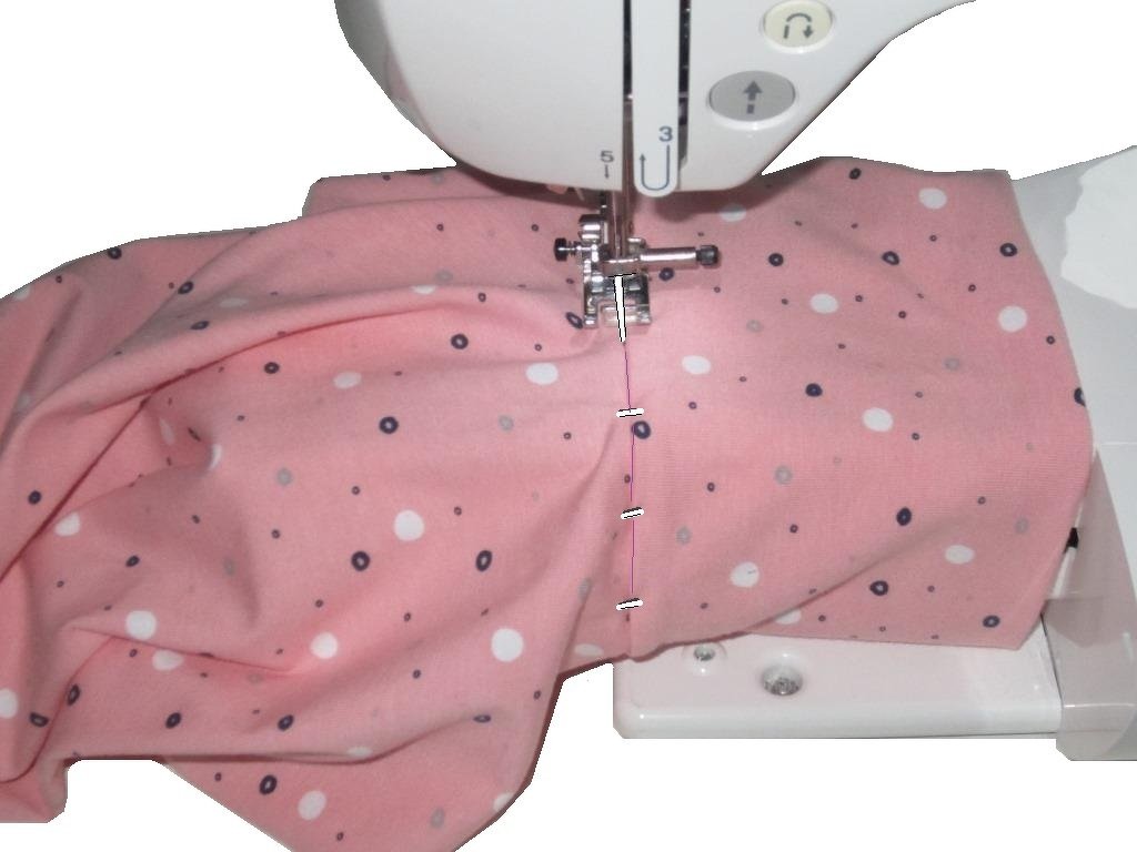 Gerade Naht mit Nähmaschine an rosafarbenem Stoff mit Punkten, Nähfuß und Nadel sichtbar