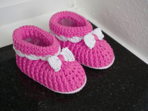 Häkelanleitung für Babyschühchen mit Schleife