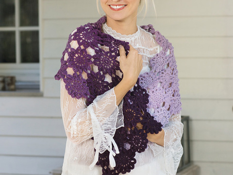Wunderschöner Schal aus Farbverlaufsgarn in Lila aus zusammengesetzten Grannys