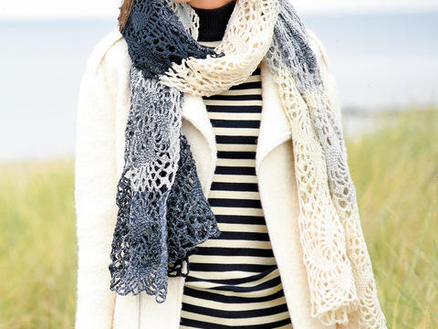 Superbreites und langes Tuch aus Grannys mit Farbverlaufsgarn gehäkelt