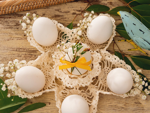 Zarte gehäkelte Osterschale in Ecru