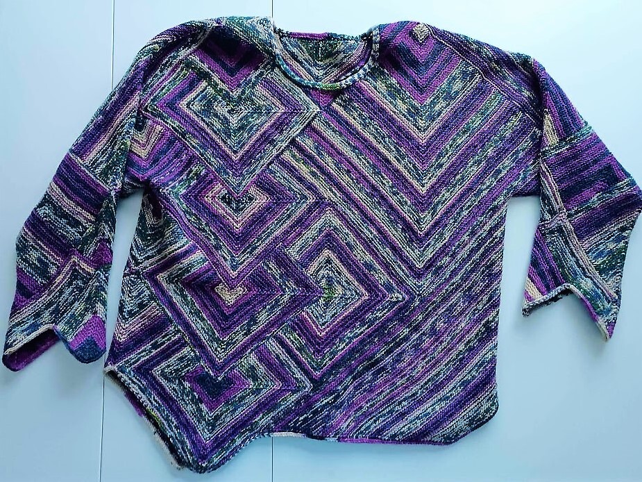 Locker geschnittener Pullover mit grafischem Quadratmuster in Violett-, Grau- und Naturtönen