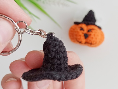 Crochet witch hat pattern, easy crochet Halloween keychain