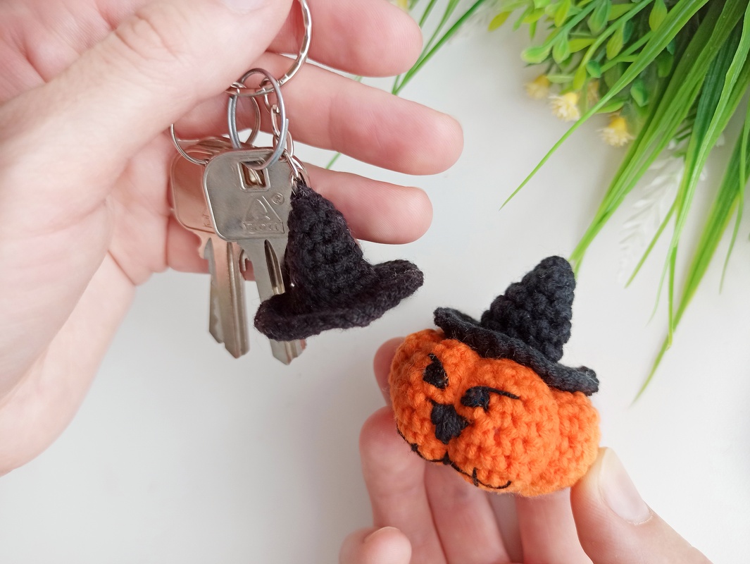 Crochet witch hat pattern, easy crochet Halloween keychain - Image 6