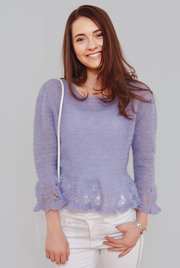 Hellblauer Mohair-Pulli mit Volants an Ärmeln und Saum