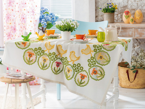 Österlich Bestickte Tischdecke und Kerzen