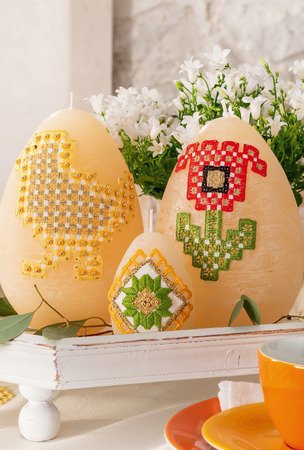 Österlich Bestickte Tischdecke und Kerzen